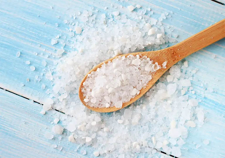 Trong muối có chứa các thành phần như phốt pho, kali, sắt, canxi, vitamin C, mangan,... và nhiều thành lượng vi lượng khác