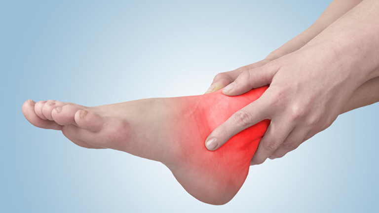 Đau khớp cổ chân không sưng khiến người bệnh cảm thấy đau đớn và khó chịu