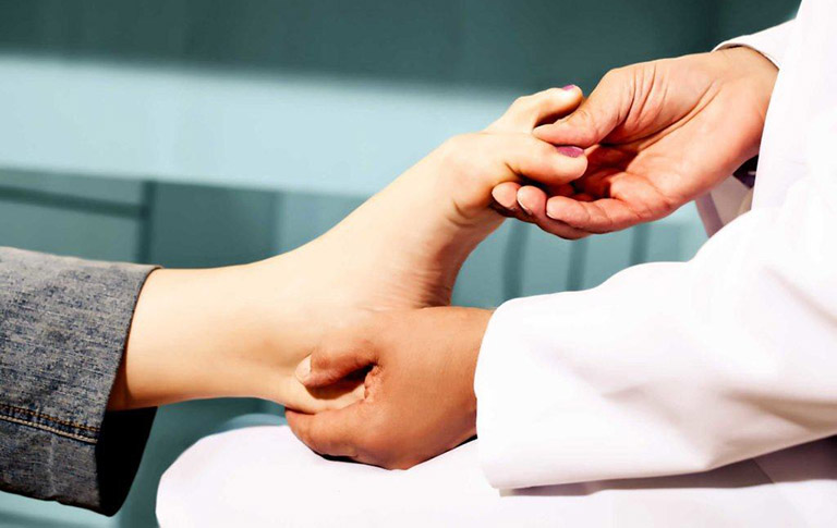 Khi bị đau khớp cổ chân nên đến gặp bác sĩ thăm khám để được hướng đẫn điều trị phù hợp