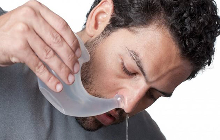 Rửa mũi bằng nước muối là cách điều trị cơ bản nhất