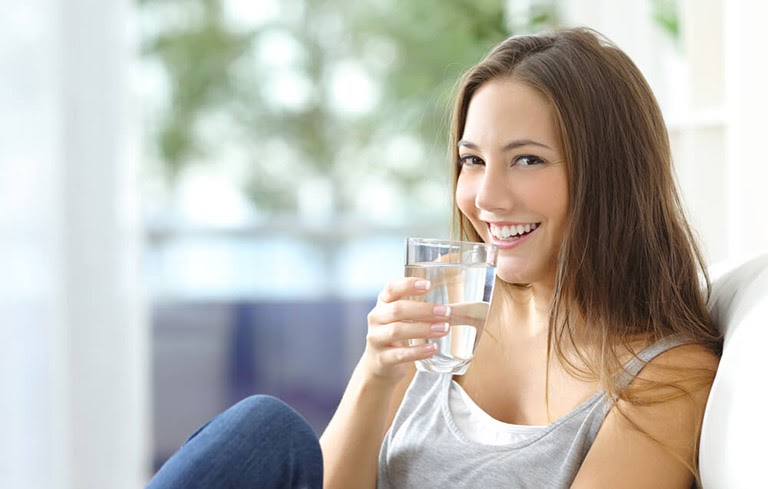 Uống nhiều nước mỗi ngày sẽ hạn chế nguy cơ viêm thanh quản