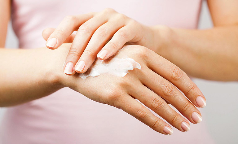 Bôi kem dưỡng ẩm giúp cung cấp độ ẩm cho da và đẩy lùi triệu chứng ngứa ngáy