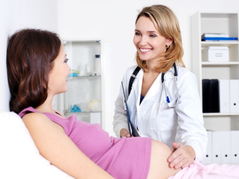 Để đảm bảo an toàn, trong suốt thai kỳ nếu thấy bất kỳ dấu hiệu bất thường nào mẹ bầu cũng nên đến gặp bác sĩ để được tư vấn