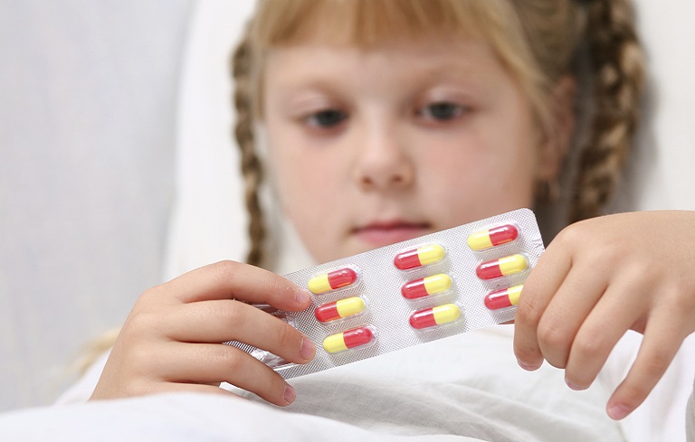 Bố mẹ không nên tùy tiện sử dụng thuốc kháng sinh chữa viêm phế quản cho trẻ em