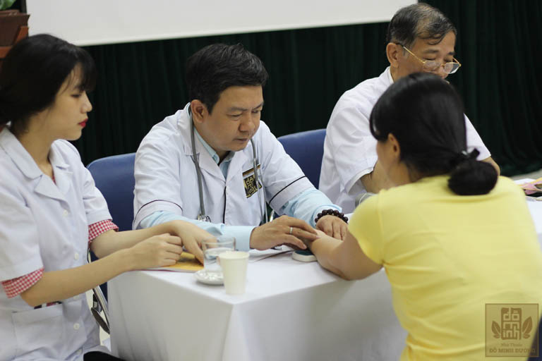 Lương y Đỗ Minh Tuấn đang khám bệnh trong chương trình Khám miễn phí cho Hội viên hội Âm nhạc Hà Nội