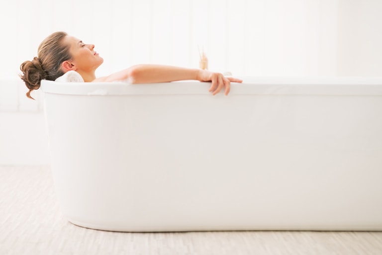 Ngâm trong bồn tắm quá lâu là nguyên nhân dẫn đến nhiễm nấm ở bà bầu