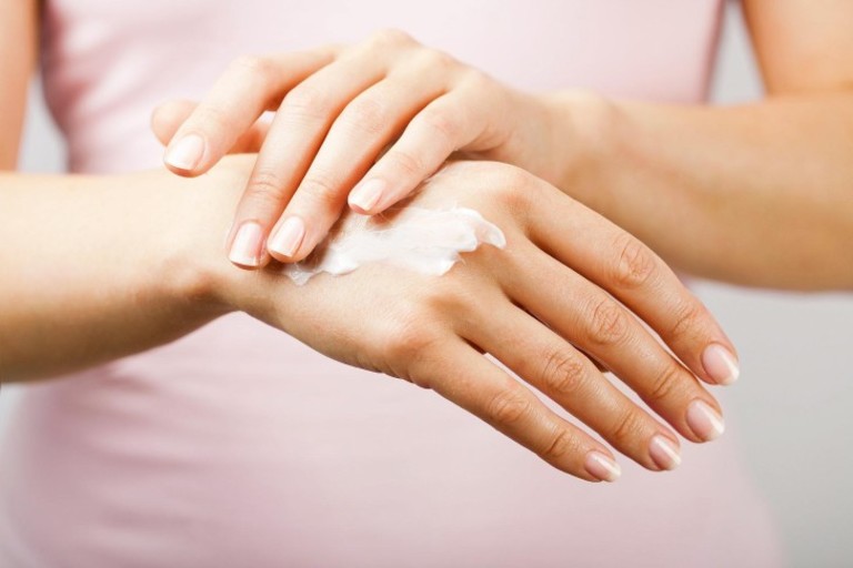 Bảo vệ da khi thời tiết khô và lạnh bằng kem dưỡng ẩm hoặc tinh dầu thiên nhiên.