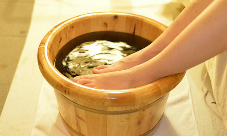 Đun nước tắm, xông hơi hoặc ngâm da trong nước lá trầu không có thể chữa được bệnh chàm.