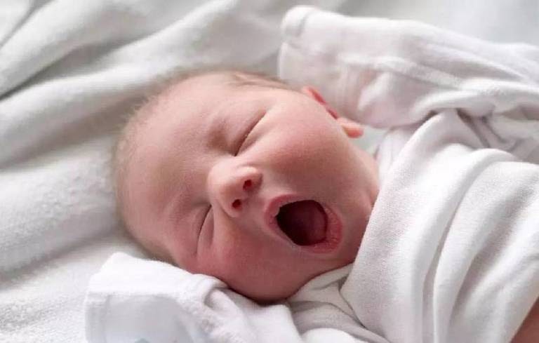 Nghẹt mũi ở trẻ sơ sinh có thể do cảm cúm, cảm lạnh