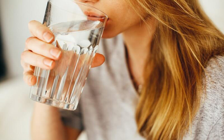 Người bệnh nên cung cấp cho mình lượng nước cần thiết mỗi ngày