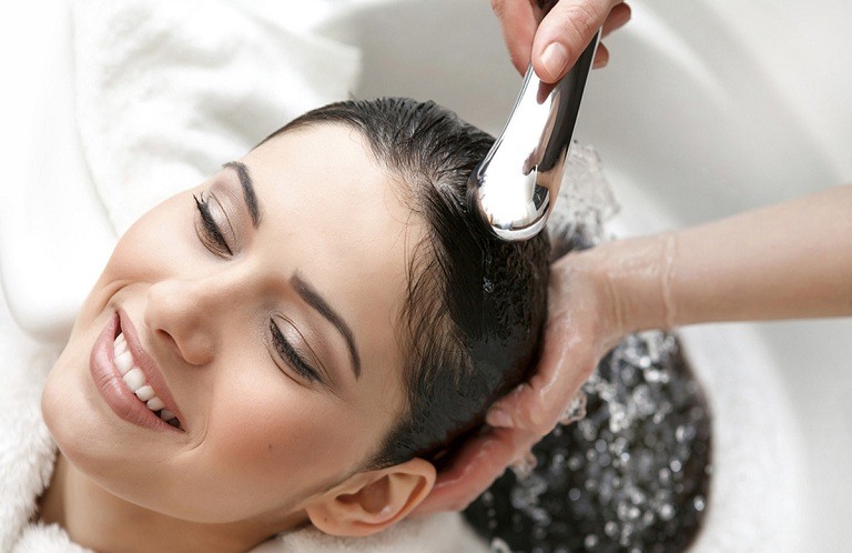 Gội đầu bằng bồ kết hoặc lá ổi giúp ngăn ngừa rụng tóc sau sinh 