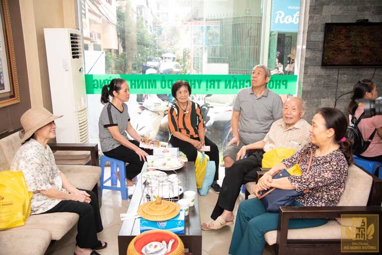 Bệnh nhân chờ khám bệnh tại Nhà thuốc Đỗ Minh Đường