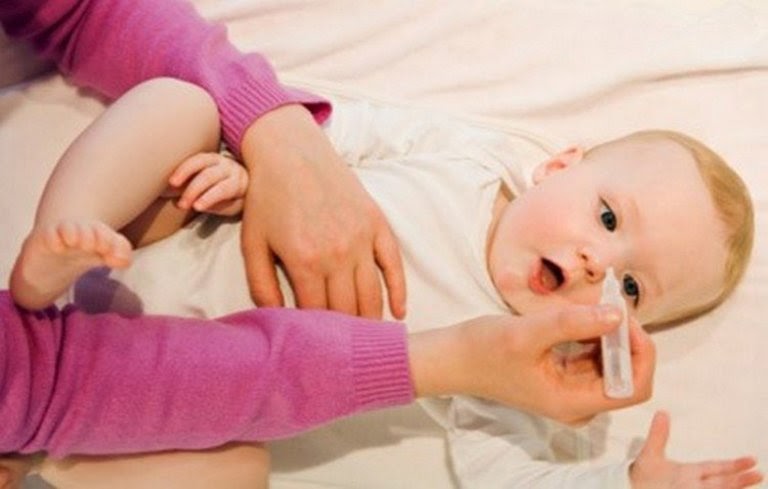 Nhỏ nước muối sinh lý chữa nghẹt mũi ở trẻ sơ sinh