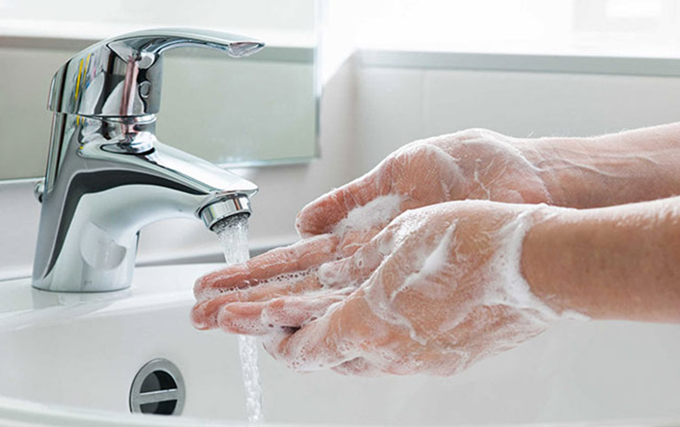 Thường xuyên vệ sinh tay sạch sẽ bằng xà phòng kháng khuẩn để phòng tránh bệnh