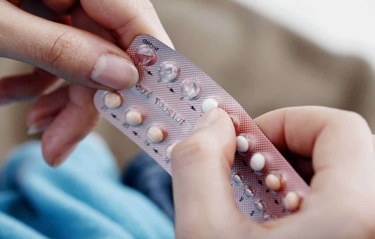 Thuốc tránh thai đưa vào cơ thể một lượng hormone sinh dục, làm thay đổi chu kỳ kinh nguyệt