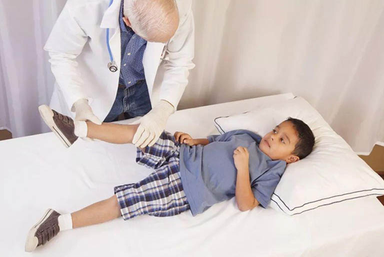Tràn dịch khớp háng ở trẻ em được chẩn đoán như thế nào?
