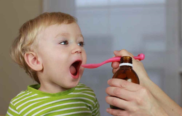 Trẻ em bị viêm họng có thể dùng kháng sinh dạng dung dịch theo chỉ định của bác sĩ