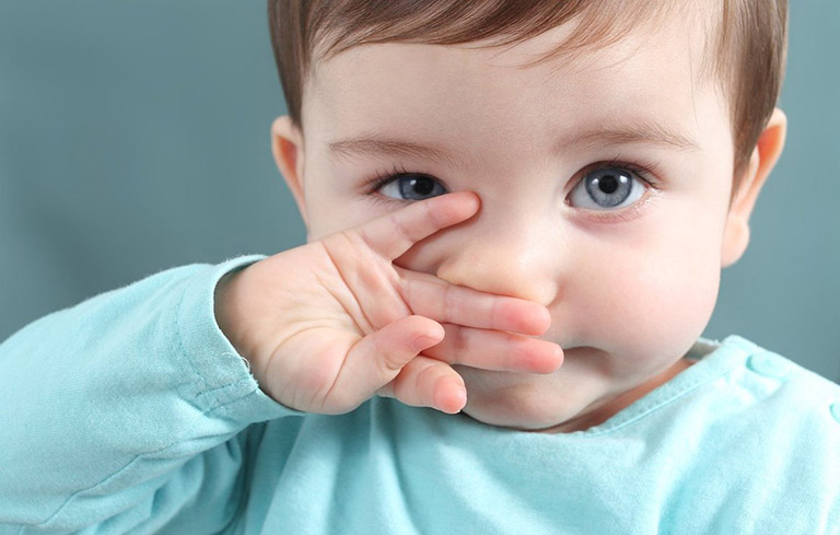 Trẻ bị nghẹt mũi có thể do yếu tố sinh lý hoặc mắc bệnh hô hấp