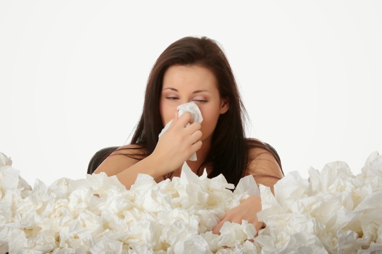 Chảy dịch mũi là dấu hiệu thường gặp khi bị viêm xoang
