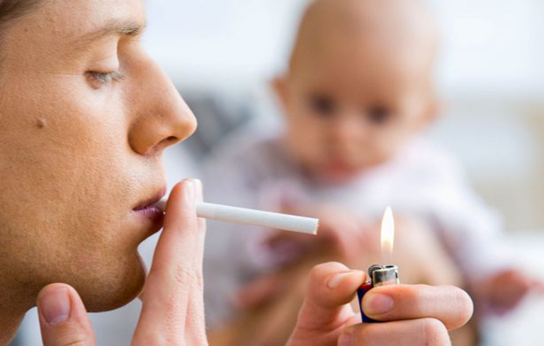 Trẻ có thể bị viêm phế quản nếu thường xuyên hít phải khói thuốc lá
