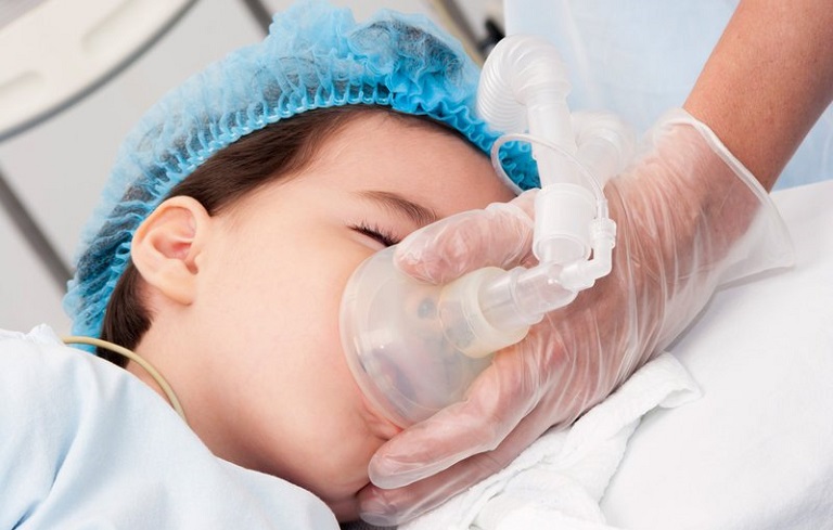 Viêm phế quản nặng có thể ảnh hưởng đến chức năng hô hấp và tim mạch của trẻ em