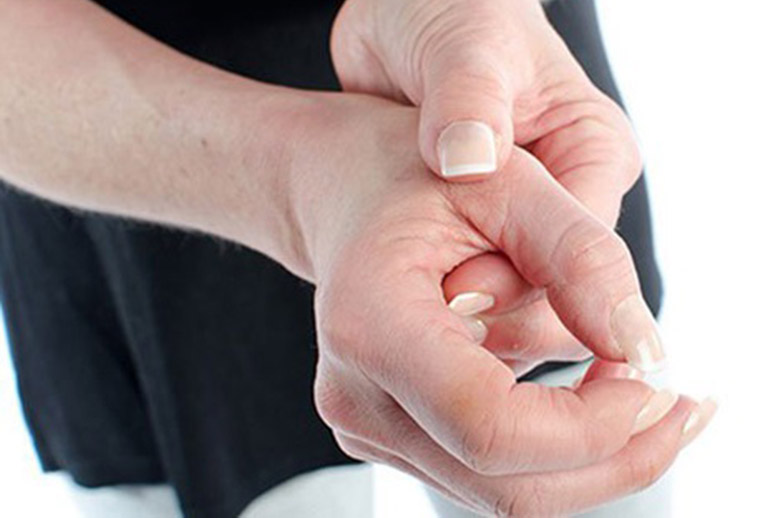 Viêm khớp ngón tay gây ra các cơn đau nhức khó chịu cho người bệnh