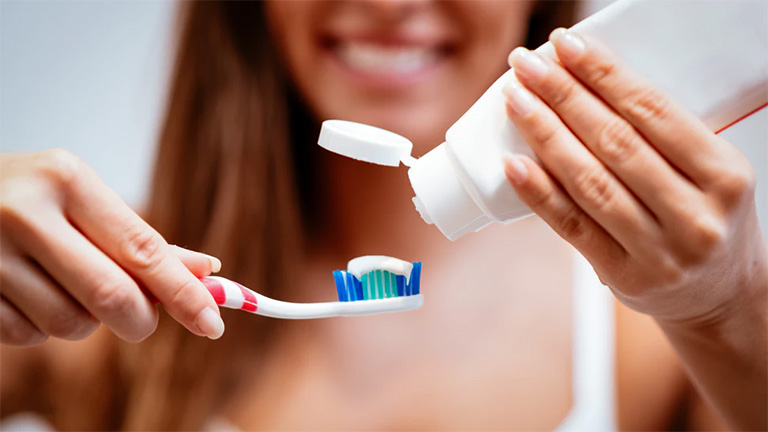 Thường xuyên vệ sinh răng miệng sạch sẽ mỗi ngày ít nhất 2 lần vào mỗi buổi sáng và buổi tối trước khi đi ngủ