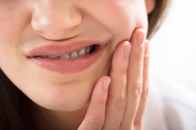Có nhiều cách chữa ê buốt răng tại nhà đơn giản nhưng hiệu quả.