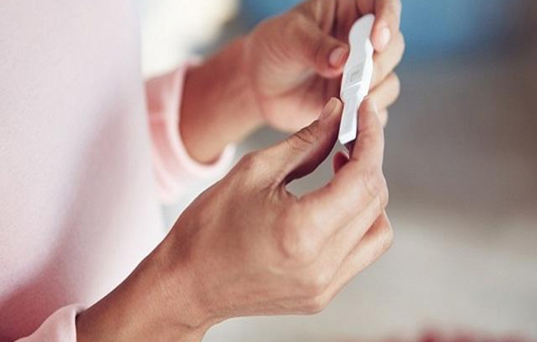 Bạn cần kiểm tra bằng que thử thai để xác định được chậm kinh có phải là do mang thai hay không? 