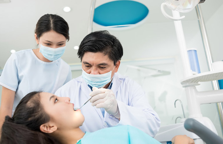 Trường hợp đau răng gây ra các biến chứng thì nên đến gặp bác sĩ thăm khám và điều trị chuyên khoa