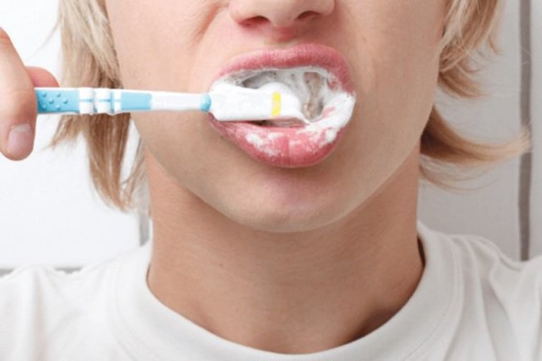 Chăm sóc răng miệng không đúng cách là nguyên nhân phổ biến trong các trường hợp ê buốt răng không do bệnh lý.