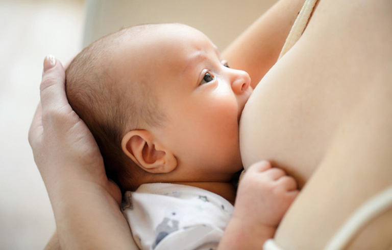 Tắc tia sữa có thể do các mẹ cho con bú sai cách, do sữa còn thừa trong bầu vú hoặc do là lần đầu sinh con
