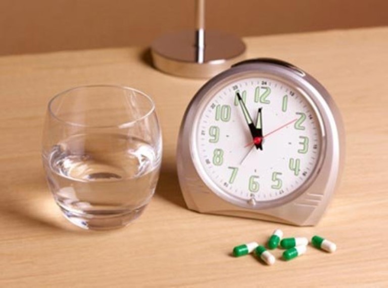 Thời điểm uống thuốc là một trong những yếu tố ảnh hưởng đến hiệu quả của thuốc