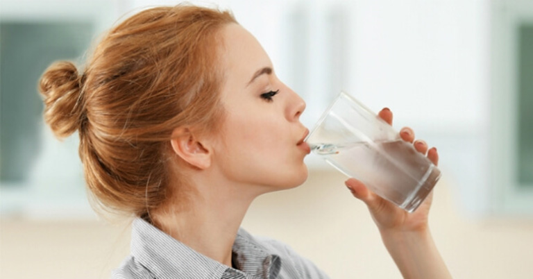 Uống đủ nước mỗi ngày để tránh khô họng, gia tăng nguy cơ bị viêm lợi