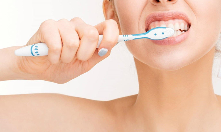 Vệ sinh răng miệng sạch sẽ trước khi bôi thuốc giúp đảm bảo hiệu quả mang lại