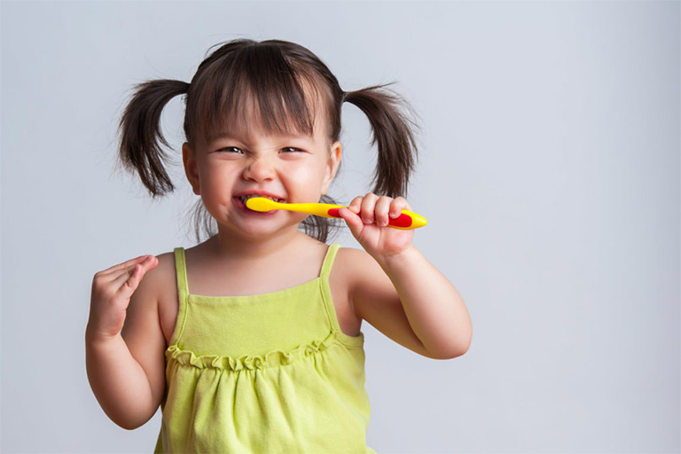Khuyến khích con trẻ vệ sinh răng miệng mỗi ngày ít nhất 2 lần và tối 3 lần, đặc biệt là mỗi buổi sáng thức dậy và buổi tối trước khi đi ngủ