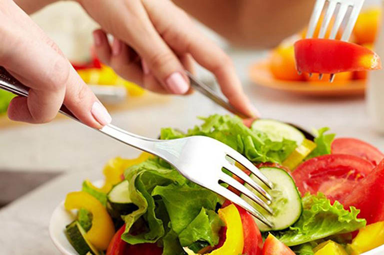 Tăng cường bổ sung rau xanh và trái cây tươi vào thực đơn ăn uống của người bệnh