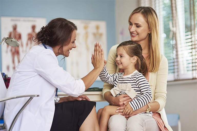 Đưa trẻ đến gặp bác sĩ chuyên khoa nếu trẻ có những biểu hiện của bệnh tay chân miệng
