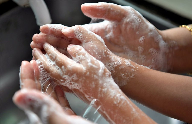 Tập cho trẻ thói quen rửa tay bằng xà phòng trước khi ăn và sau khi đi vệ sinh