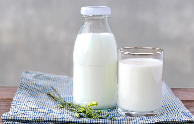 Sữa tươi không đường cũng chính là nguyên liệu làm đẹp được nhiều chị em phụ nữ sử dụng