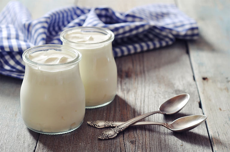 Dùng vitamin E trị nám - Kết hợp cùng với sữa chua không đường