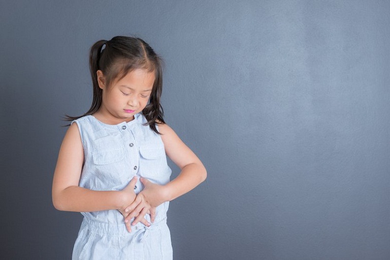 Đau bụng là triệu chứng điển hình của viêm niêm mạc dạ dày ở trẻ em