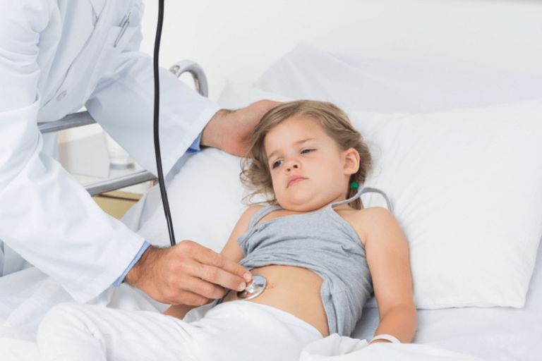 Cần nhanh chóng đưa trẻ đi thăm khám khi trẻ có dấu hiệu của viêm dạ dày