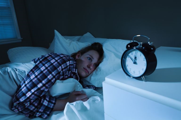 Mất ngủ ở người trẻ có nhiều nguyên nhân gây nên, chủ yếu là do thói quen sinh hoạt.