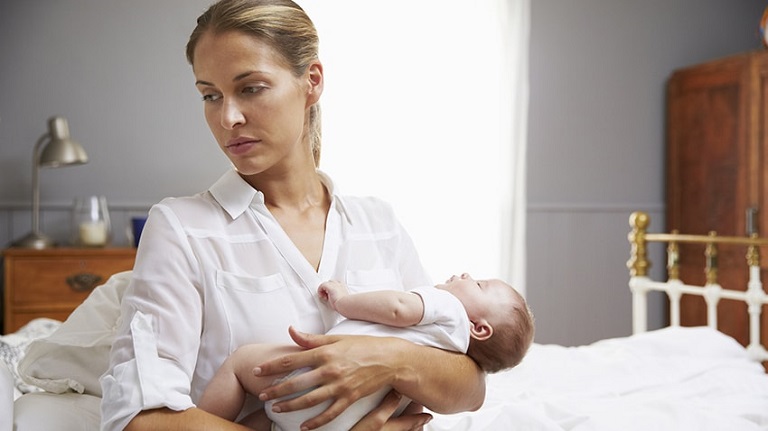 Nhiều người mẹ thường xuyên bị chứng mất ngủ sau sinh hành hạ, dẫn đến những nguy cơ sức khỏe.