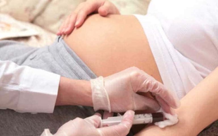 Mẹ bị viêm gan B nên sinh thường hay sinh mổ?