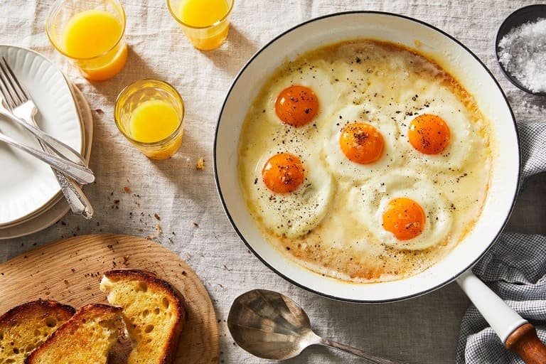 Người bị men gan cao có nên ăn trứng?