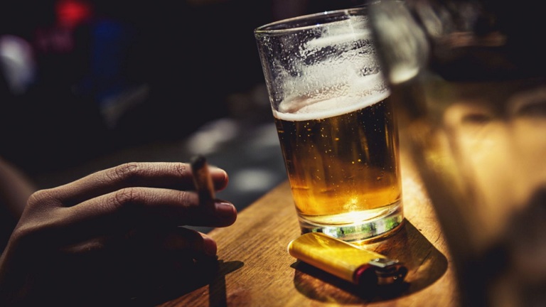 Lạm dụng rượu bia và thuốc lá là tác nhân gây bệnh đại tràng