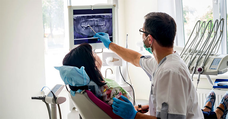 Bạn cần nhanh chóng tìm gặp nha sĩ khi phát hiện tình trạng răng bị ê buốt và kèm theo đó là răng bị lung lay
