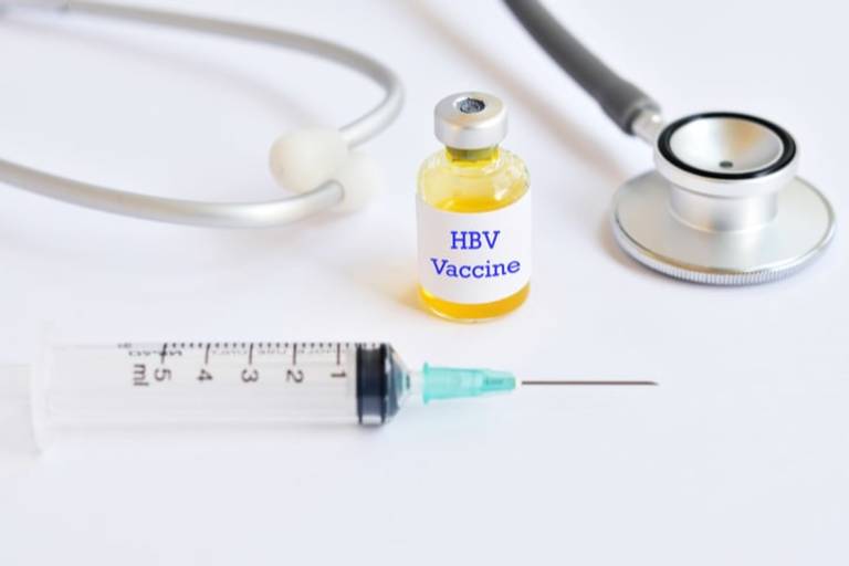 Tiêm vắc xin là cách an toàn và hiệu quả để phòng bệnh viêm gan B.
